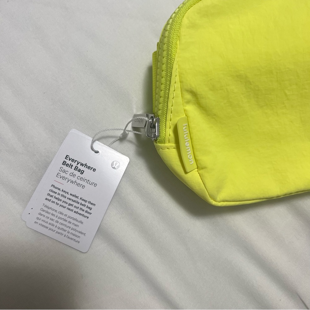 🆕 Lululemon Everywhere Belt Bag - Electric Lemon - Picture 2 of 5